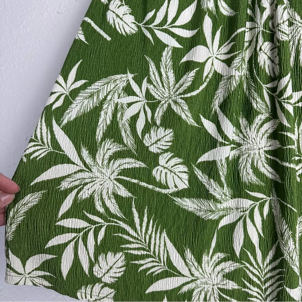 Gilli Green and White Halter Nexk Leaf Print Top Size Small - Picture 2 of 6